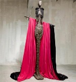 Prada米兰艺术展 联手艺术家造时尚雕塑